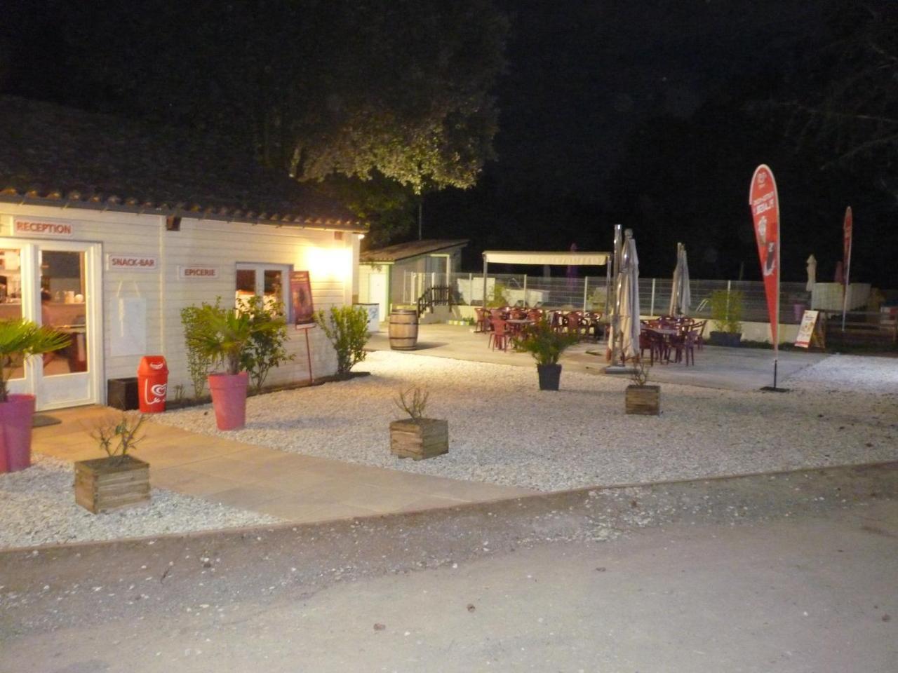 Camping De Graniers Hotell Monoblet Exteriör bild